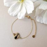 Brățară elegantă placată cu aur 14K – design sofisticat cu pandantiv albinuță și pietre negre, 15 cm, Naiara®