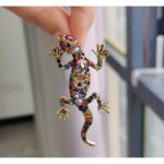 Broșă decorativă cameleon cu cristale colorate, dimensiune 6.5 x 3 cm, Naiara®