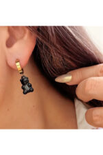 Cercei eleganți placati cu aur 14K – design jucăuș cu pandantiv ursuleț negru, Naiara®