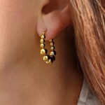 Cercei eleganți placati cu aur 14K – design modern cu bile aurii, 2 x 2.5 cm, Naiara®