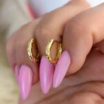 Cercei eleganți placati cu aur 14K – design modern cu gravură stelată și zirconii, 0.5 x 2.1 cm, Naiara®