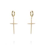 Cercei eleganți placati cu aur 14K – design rafinat cu pandantiv cruce texturată, dimensiune 4.0 x 1.9 cm, Naiara®