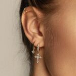 Cercei eleganți placati cu aur 14K – design sofisticat cu cruce și zirconii strălucitoare, 0.9 x 2.7 cm, Naiara®