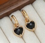 Cercei eleganți placati cu aur 14K – design sofisticat cu inimă neagră și cristale strălucitoare, dimensiune 2.9 x 1.3 cm, Naiara®