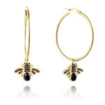 Cercei eleganți placati cu aur 14K – design statement cu cercuri și pandantiv albinuță cu pietre negre, 2.1 x 6 cm, Naiara®
