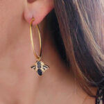 Cercei eleganți placati cu aur 14K – design statement cu cercuri și pandantiv albinuță cu pietre negre, 2.1 x 6 cm, Naiara®