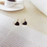 Cercei eleganți placati cu aur 14K – inimă neagră sofisticată pentru un look rafinat, 0.7 x 0.7 cm, Naiara®