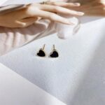 Cercei eleganți placati cu aur 14K – inimă neagră sofisticată pentru un look rafinat, 0.7 x 0.7 cm, Naiara®