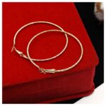 Cercei lungi aurii, tip hoop, model texturat, diametru 5.8 cm, Naiara®