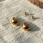 Cercei tip hoop aurii, design curbat și voluminos, Naiara®