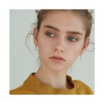 Cercel individual placat cu aur 14K – inițială personalizată R cu zirconii strălucitoare, dimensiune 1 x 2 cm, Naiara®