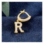 Cercel individual placat cu aur 14K – inițială personalizată R cu zirconii strălucitoare, dimensiune 1 x 2 cm, Naiara®