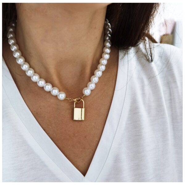 Colier choker cu perle și pandantiv, lacăt auriu, Naiara®