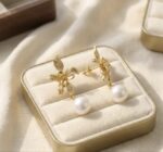 Cercei eleganți placati cu aur 14K – design floral sofisticat cu perlă delicată, 4.5 x 2 cm, Naiara® - imagine 2