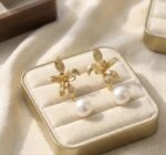 Cercei eleganți placati cu aur 14K – design floral sofisticat cu perlă delicată, 4.5 x 2 cm, Naiara®