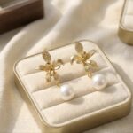 Cercei eleganți placati cu aur 14K – design floral sofisticat cu perlă delicată, 4.5 x 2 cm, Naiara®