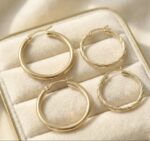 Set 2 perechi cercei aurii tip hoop, diametru 3 cm – model clasic și răsucit pentru un look elegant, Naiara®