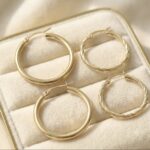 Set 2 perechi cercei aurii tip hoop, diametru 3 cm – model clasic și răsucit pentru un look elegant, Naiara®