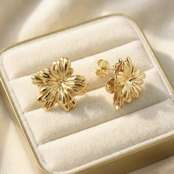 Cercei eleganți placati cu aur 14K – design floral sofisticat cu detalii sculptate, Naiara®