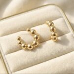 Cercei eleganți placati cu aur 14K – design modern cu bile aurii, 3 x 3 x 1 cm, Naiara®