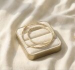 Cercei lungi aurii, tip hoop, model texturat, diametru 5.8 cm, Naiara®