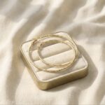 Cercei lungi aurii, tip hoop, model texturat, diametru 5.8 cm, Naiara®