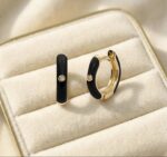 Cercei eleganți placati cu aur 14K – model cerc negru cu zirconiu discret, dimensiune 1.1 x 0.2 cm, Naiara®