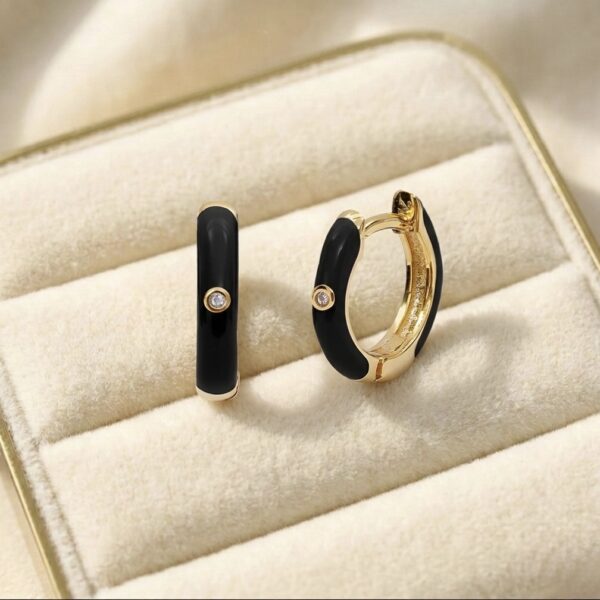 Cercei eleganți placati cu aur 14K – model cerc negru cu zirconiu discret, dimensiune 1.1 x 0.2 cm, Naiara®