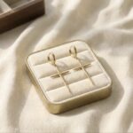 Cercei eleganți placati cu aur 14K – design rafinat cu pandantiv cruce texturată, dimensiune 4.0 x 1.9 cm, Naiara®