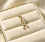 Cercel individual placat cu aur 14K – inițială personalizată R cu zirconii strălucitoare, dimensiune 1 x 2 cm, Naiara®
