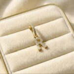 Cercel individual placat cu aur 14K – inițială personalizată R cu zirconii strălucitoare, dimensiune 1 x 2 cm, Naiara®