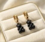 Cercei eleganți placati cu aur 14K – design jucăuș cu pandantiv ursuleț negru, Naiara®