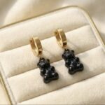 Cercei eleganți placati cu aur 14K – design jucăuș cu pandantiv ursuleț negru, Naiara®