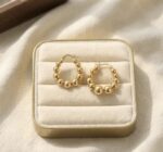 Cercei eleganți placati cu aur 14K – design modern cu bile aurii, 2 x 2.5 cm, Naiara®