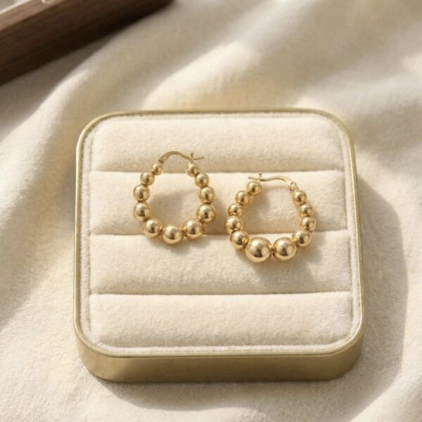 Cercei eleganți placati cu aur 14K – design modern cu bile aurii, 2 x 2.5 cm, Naiara®