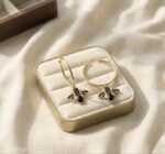 Cercei eleganți placati cu aur 14K – design statement cu cercuri și pandantiv albinuță cu pietre negre, 2.1 x 6 cm, Naiara®