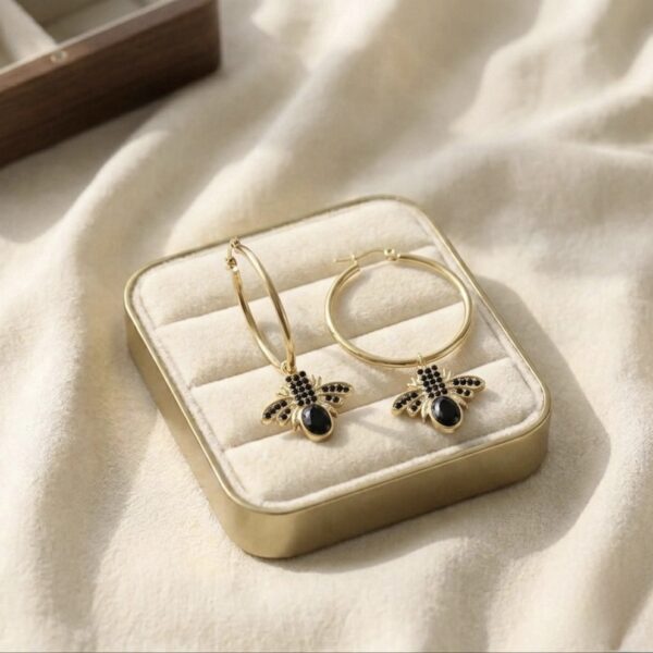 Cercei eleganți placati cu aur 14K – design statement cu cercuri și pandantiv albinuță cu pietre negre, 2.1 x 6 cm, Naiara®
