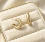 Cercei eleganți placati cu aur 14K – design modern cu gravură stelată și zirconii, 0.5 x 2.1 cm, Naiara®