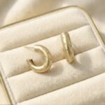 Cercei eleganți placati cu aur 14K – design modern cu gravură stelată și zirconii, 0.5 x 2.1 cm, Naiara®