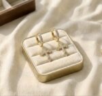 Cercei eleganți placati cu aur 14K – design sofisticat cu cruce și zirconii strălucitoare, 0.9 x 2.7 cm, Naiara®