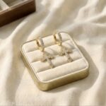 Cercei eleganți placati cu aur 14K – design sofisticat cu cruce și zirconii strălucitoare, 0.9 x 2.7 cm, Naiara®