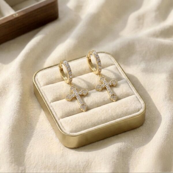 Cercei eleganți placati cu aur 14K – design sofisticat cu cruce și zirconii strălucitoare, 0.9 x 2.7 cm, Naiara®