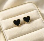 Cercei eleganți placati cu aur 14K – inimă neagră sofisticată pentru un look rafinat, 0.7 x 0.7 cm, Naiara®
