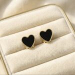 Cercei eleganți placati cu aur 14K – inimă neagră sofisticată pentru un look rafinat, 0.7 x 0.7 cm, Naiara®