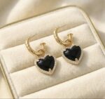 Cercei eleganți placati cu aur 14K – design sofisticat cu inimă neagră și cristale strălucitoare, dimensiune 2.9 x 1.3 cm, Naiara®