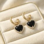 Cercei eleganți placati cu aur 14K – design sofisticat cu inimă neagră și cristale strălucitoare, dimensiune 2.9 x 1.3 cm, Naiara®