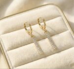 Cercei lungi aurii cu cristale, sistem de închidere englezesc– eleganță rafinată, Naiara®