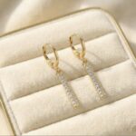 Cercei lungi aurii cu cristale, sistem de închidere englezesc– eleganță rafinată, Naiara®