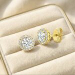 Cercei eleganți placati cu aur 14K – design clasic cu cristale strălucitoare, dimensiune 0.6 x 0.6 cm, Naiara®