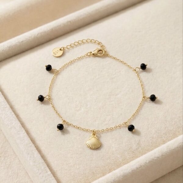 Brățară elegantă din oțel inoxidabil placat cu aur 14K – model delicat cu scoică și mărgele negre, lungime 17 cm, Naiara®